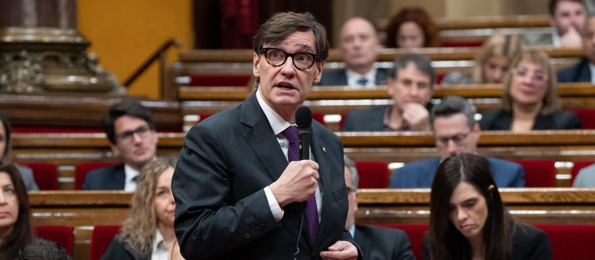 El presidente de la Generalitat, Salvador Illa, interviene en un pleno en el Parlament de Cataluña, a 18 de diciembre de 2024, en Madrid (España).  El presidente de la Generalitat, comparece hoy ante el pleno del Parlament para informar sobre los acuerdos de la Junta de Seguridad de Catalunya, que se celebró a finales de noviembre, y sobre la estrategia del Departamento de Interior y Seguridad Pública. Además, la ley sobre fiscalidad del Hard Rock está pendiente del dictamen pedido por Junts.

David Zorrakino / Europa Press
18 DICIEMBRE 2024;PLENO;PARLAMENT;CATALUNYA;MARCADO;COMPARECENCIA;ILLA;JUNTA DE SEGURIDAD
18/12/2024