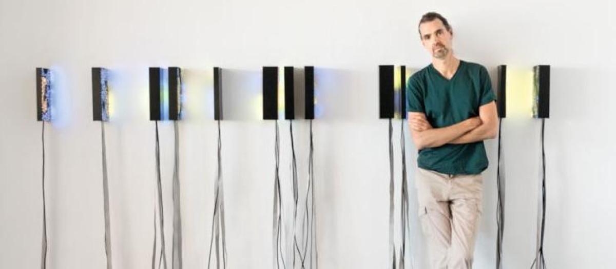El artista Daniel Canogar ante una de sus obras