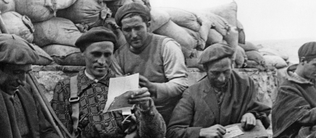 Voluntarios carlistas leyendo cartas de sus familias en el frente norte