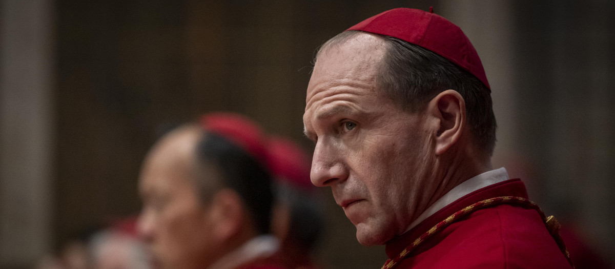 Ralph Fiennes es el protagonista de Cónclave, la película que se estrena en los cines este viernes 20 de diciembre