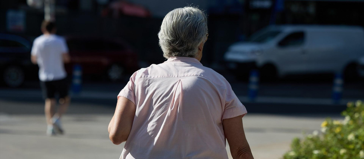 Una señora mayor camina por una calle de Madrid.