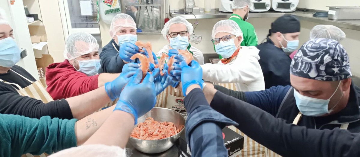 El grupo de Cocinillas CCF, durante la elaboración de los menús