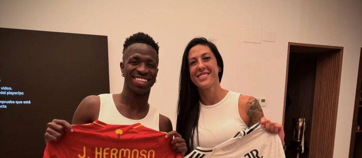 Vinicius y Jenni Hermoso, en un intercambio de camisetas