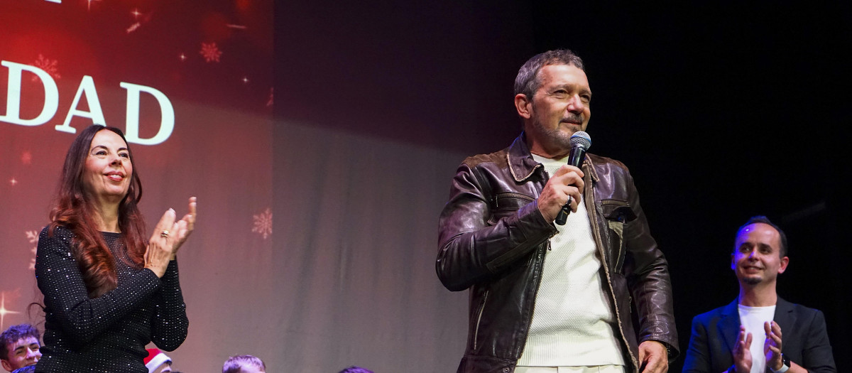 MÁLAGA, 19/12/2024.- El actor Antonio Banderas, arropado por 180 estudiantes de artes escénicas, ha inaugurado la Navidad, este jueves en Málaga, en un acto en el que ha agradecido que haya jóvenes que se quieran dedicar al teatro ya que, entre otras cosas, permiten que él pueda seguir aprendiendo. EFE/María Alonso