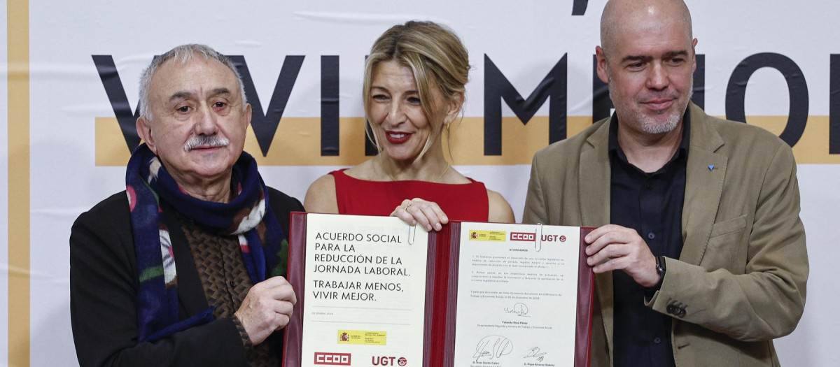 Pepe Álvarez, Yolanda Díaz y Unai Sordo, tras la firma del acuerdo.