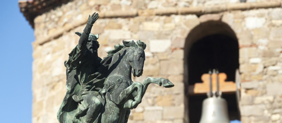 Escultura dedicada al Conde Arnau en San Juan de las Abadesas