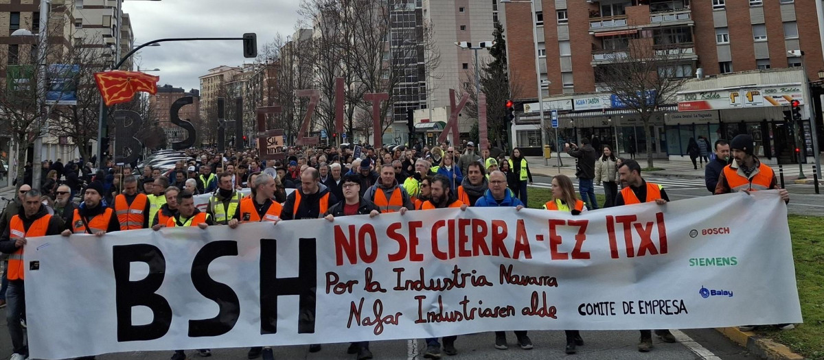 Miles de personas protestan en Pamplona en contra del cierre de la ...