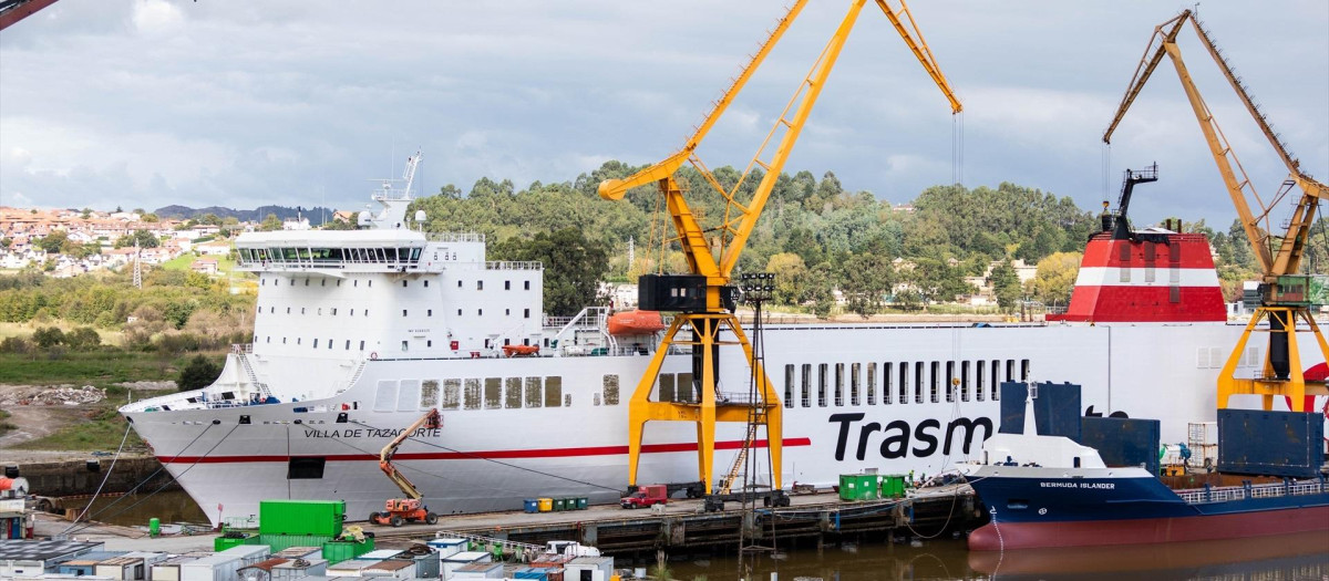 Construcción de un barco en un astillero.