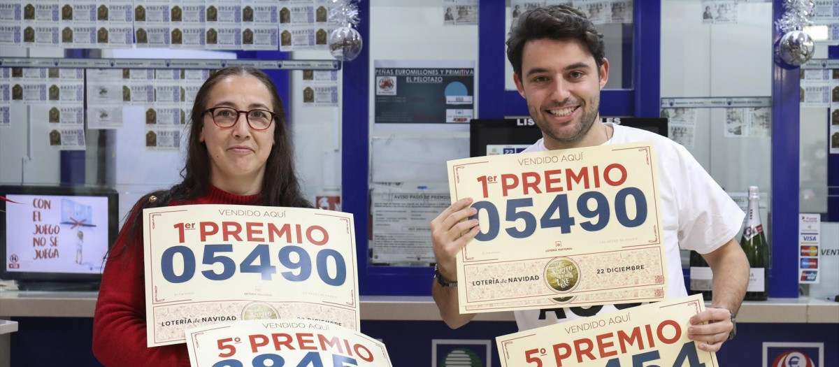 Empleados de una administración de Lotería madrileña, en una imagen de archivo