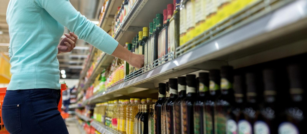 Lineales de aceite de oliva en un supermercado