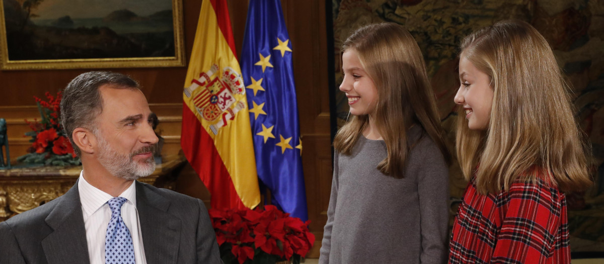 Spanish King Felipe VI with daughters Leonor and Sofia de Borbon during the filming of the Christmas message
en la foto : mirandose a los ojos
© Casa de Su Majestad el Rey