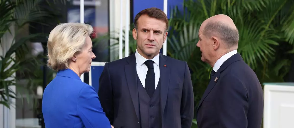 Ursula von der Leyen, reunida con Emmanuel Macron y Olaf Scholz
