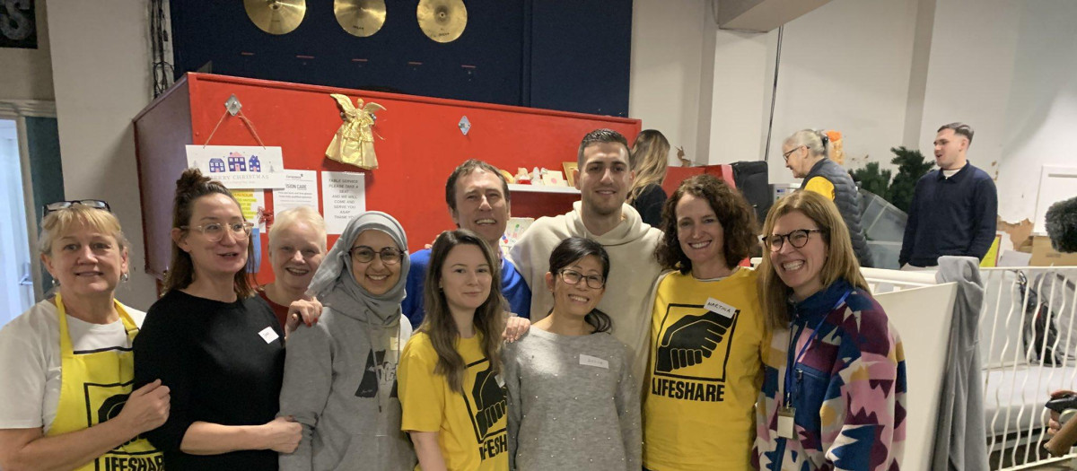 Diodo Dalot (quinto por arriba) mostró su lado más solidario acudiendo a Lifeshare, una organización sin ánimo de lucro en Mánchester