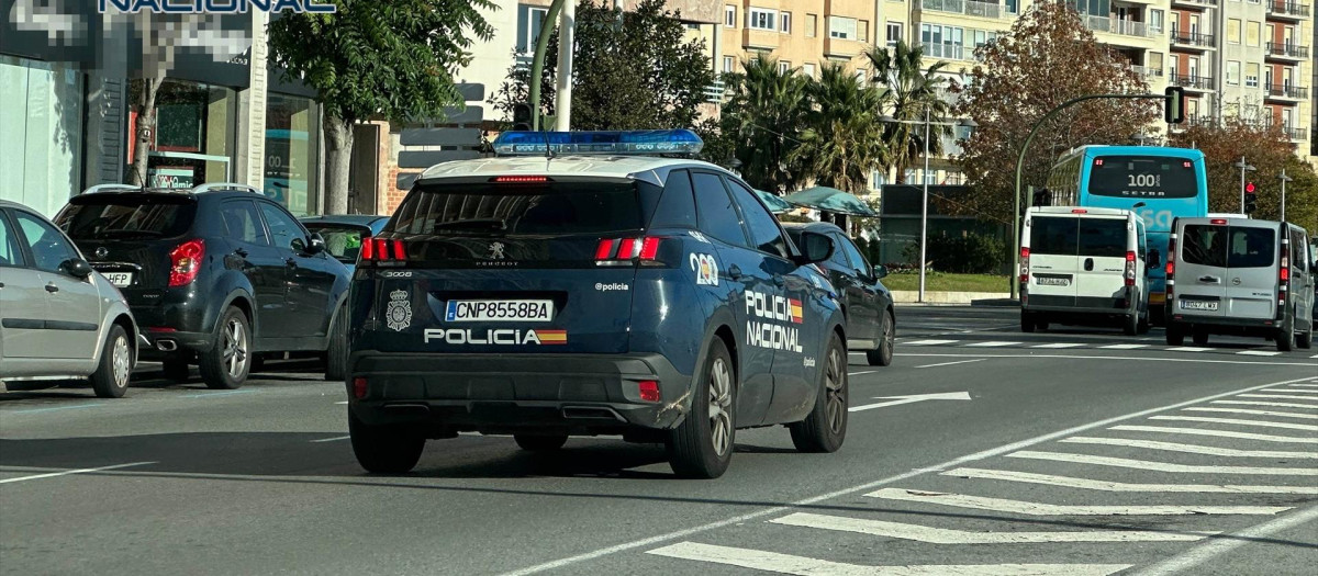 Coche de la Policía Nacional en Carabanchel