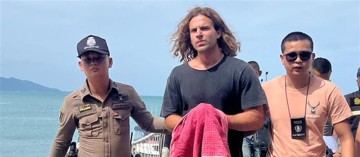 «Se ha hecho justicia». Con estas palabras Juango Ospina, el principal abogado de la familia de Edwin Arrieta, rompía su silencio tras conocer la sentencia a cadena perpetua de Daniel Sancho por el asesinato premeditado del cirujano colombiano. Sancho, de 30 años, se declaró culpable de ocultar el cadáver de la víctima, pero negó el asesinato premeditado.
Afirmó que había actuado en defensa propia después de una supuesta agresión sexual. Desde ese momento, el hijo de Rodolfo Sancho está cumpliendo su condena en la prisión de Surat Thani