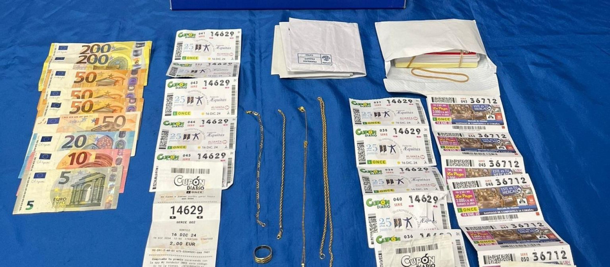 Detenidas tres personas en Lugo acusadas de estafar vendiendo falsos billetes premiados de Lotería.
REMITIDA / HANDOUT por POLICÍA NACIONAL
Fotografía remitida a medios de comunicación exclusivamente para ilustrar la noticia a la que hace referencia la imagen, y citando la procedencia de la imagen en la firma
27/12/2024