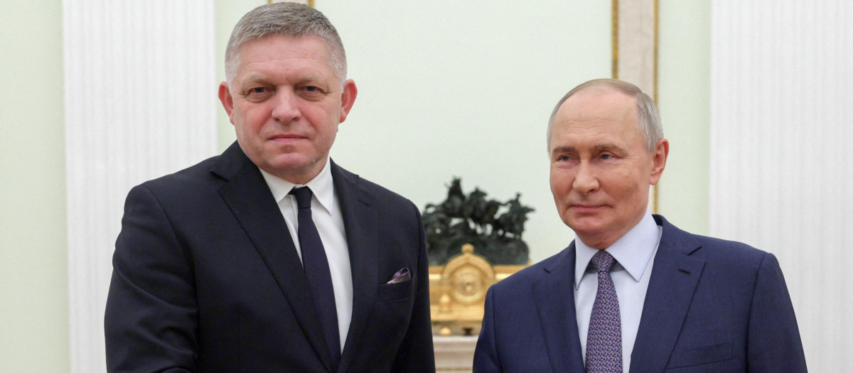 El presidente de Rusia, Valdimir Putin junto al primer ministro eslovaco, Robert Fico