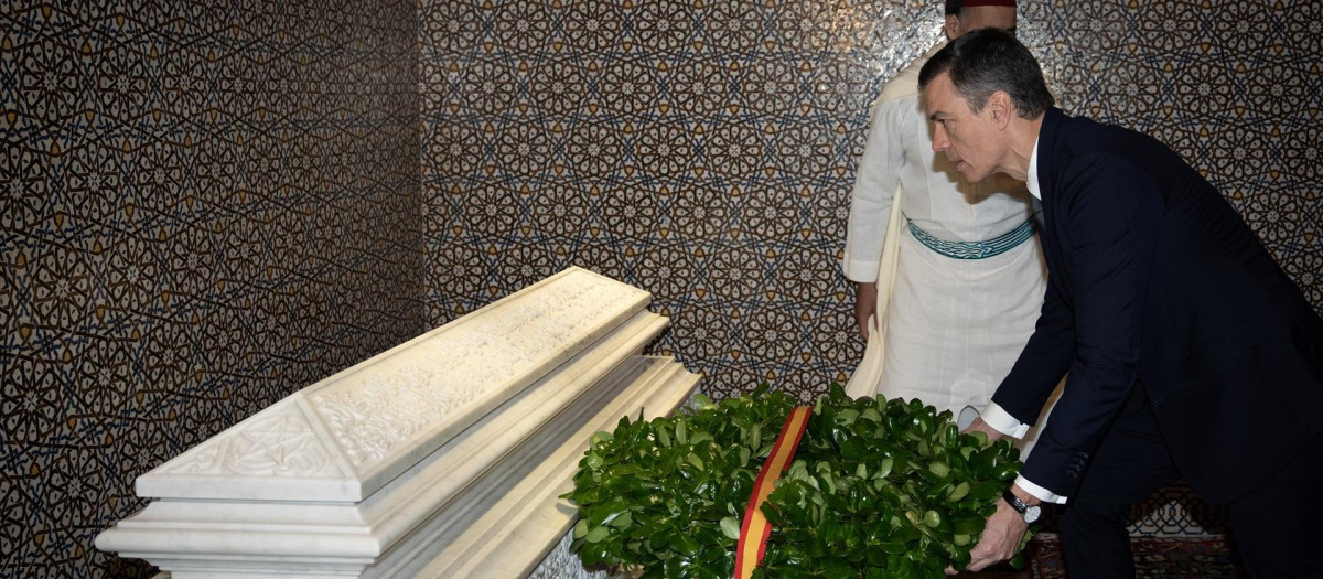 El presidente del Gobierno, Pedro Sánchez, ofrece una corona de laurel a la tumba del rey Mohamed V