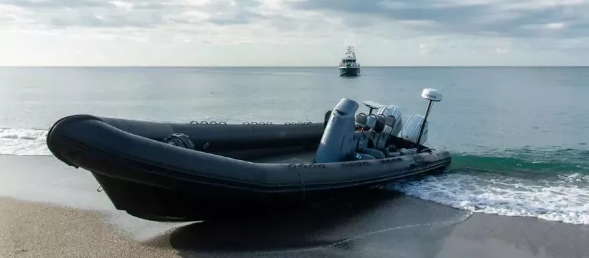 La Guardia Civil investiga la procedencia de una narcolancha varada en playa de Salobreña