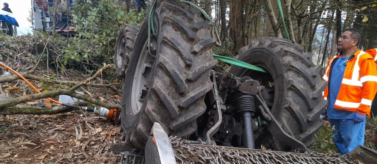 Lugar del siniestro en el que falleció un hombre tras volcar su tractor en Boiro

REMITIDA / HANDOUT por BOMBEIROS RIBEIRA
Fotografía remitida a medios de comunicación exclusivamente para ilustrar la noticia a la que hace referencia la imagen, y citando la procedencia de la imagen en la firma
28/12/2024