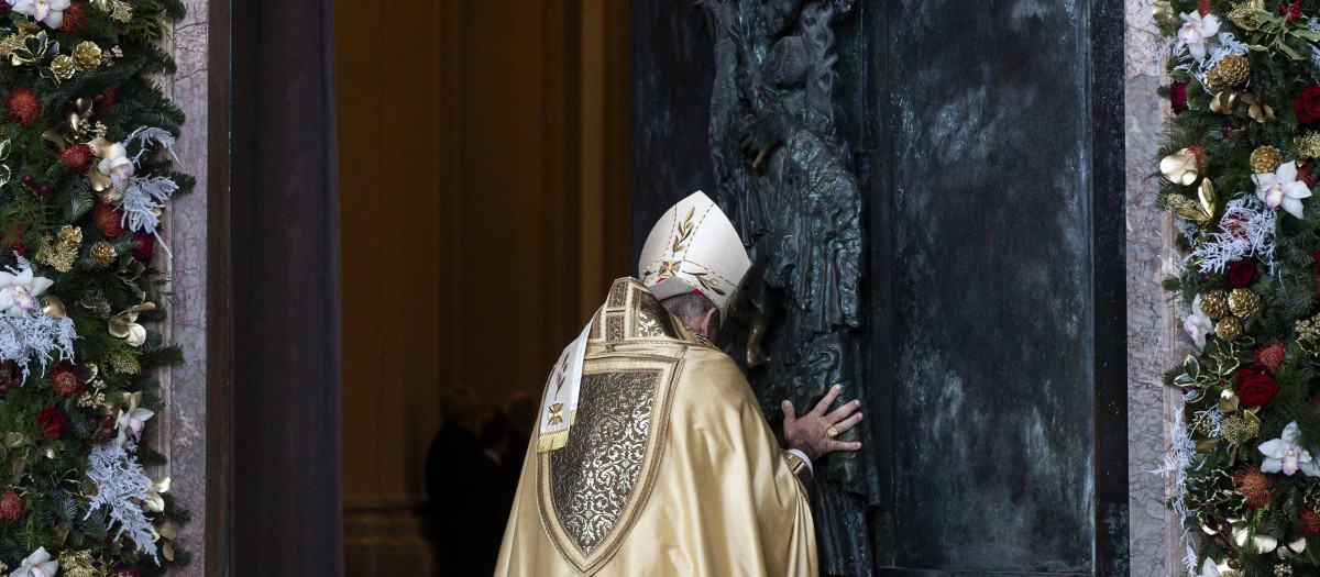 El cardenal Baldassare Reina abre la Puerta Santa de San Juan de Letrán