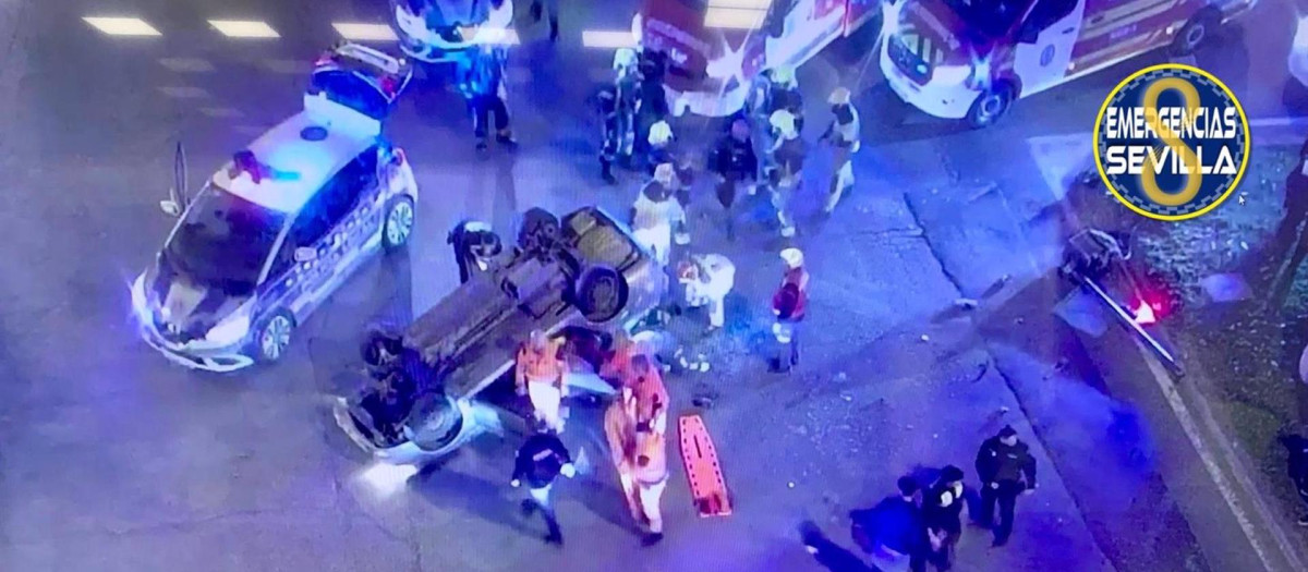 Vuelco de uno de los vehículos siniestrados esta madrugada en Sevilla