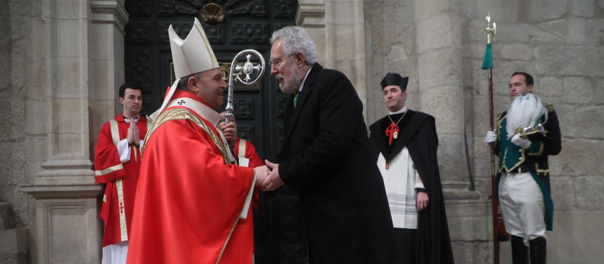 El arzobispo de Santiago, Francisco José Prieto, saluda al delegado regio, Miguel Santalices.
REMITIDA / HANDOUT por PARLAMENTO DE GALICIA
Fotografía remitida a medios de comunicación exclusivamente para ilustrar la noticia a la que hace referencia la imagen, y citando la procedencia de la imagen en la firma
30/12/2024