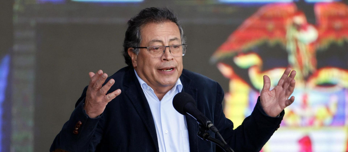 El presidente colombiano, Gustavo Petro, habla durante una concentración de seguidores este jueves en la Plaza Bolívar de Bogotá (Colombia