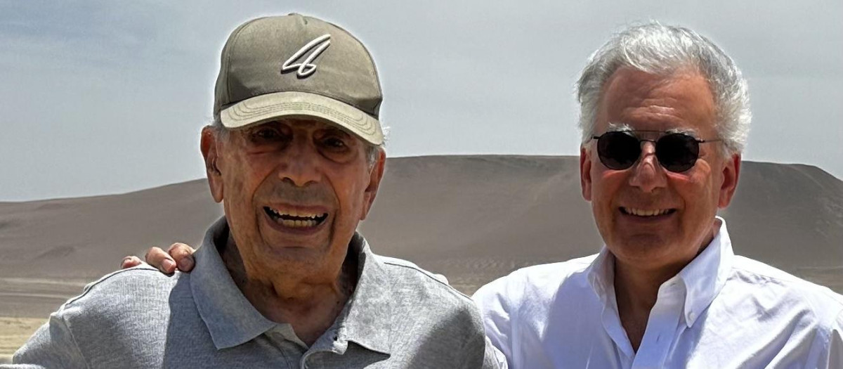 Vargas Llosa y su hijo Álvaro