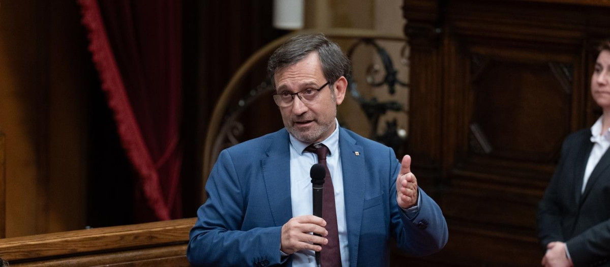 El conseller de Política Lingüística de la Generalitat, Francesc Xavier Vila, en el Parlament
