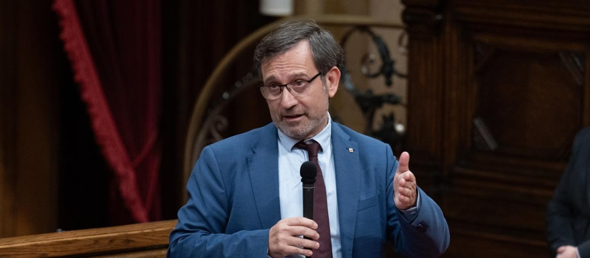 El conseller de Política Lingüística de la Generalitat, Francesc Xavier Vila, en el Parlament