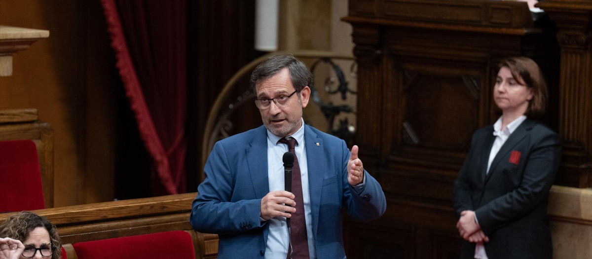 El conseller de Política Lingüística de la Generalitat, Francesc Xavier Vila, en el Parlament