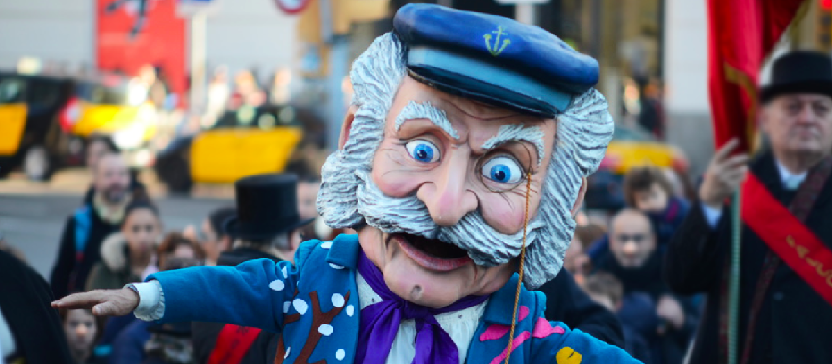 Un cabezudo que representa al Home dels Nassos en Barcelona