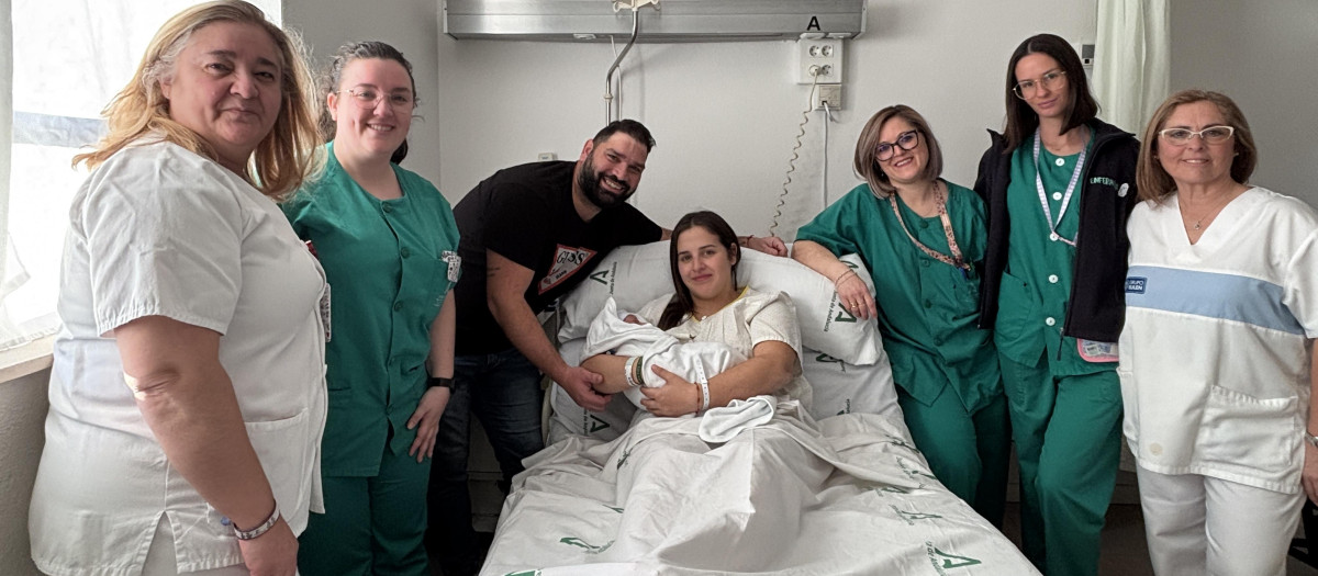 Óscar y Beatriz, que sostiene a Lucas, posan con el equipo de Maternidad