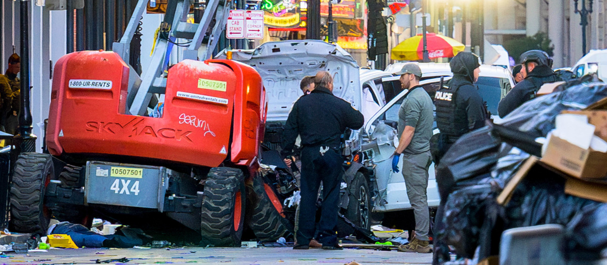 Un Ford F-150 blanco se estrella después de supuestamente atropellar a una multitud en el Barrio Francés de Nueva Orleans