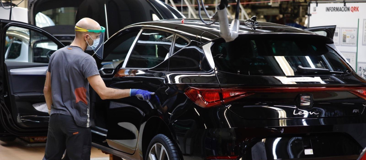 Un trabajador de la línea de producción del Seat León de la fábrica de Martorell.