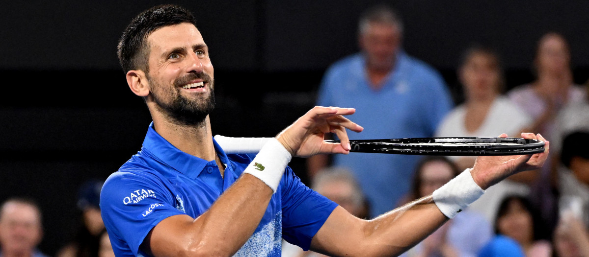 Novak Djokovic haciendo la celebración de tocar el violín