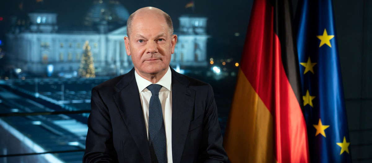 El canciller alemán Olaf Scholz posa para las fotos después de la grabación de su discurso de Año Nuevo en la Cancillería, Berlín