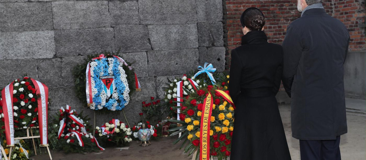 Don Felipe y Doña Letizia, ante el Muro de la muerte de Auschwitz en 2020