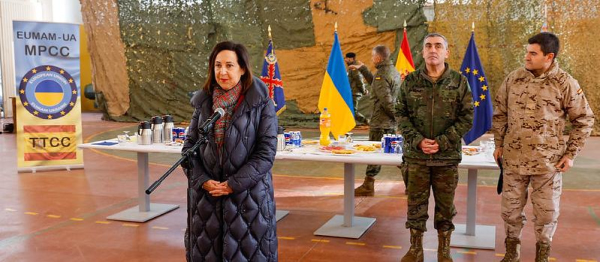 La ministra de Defensa, Margarita Robles, se dirige a los militares ucranianos