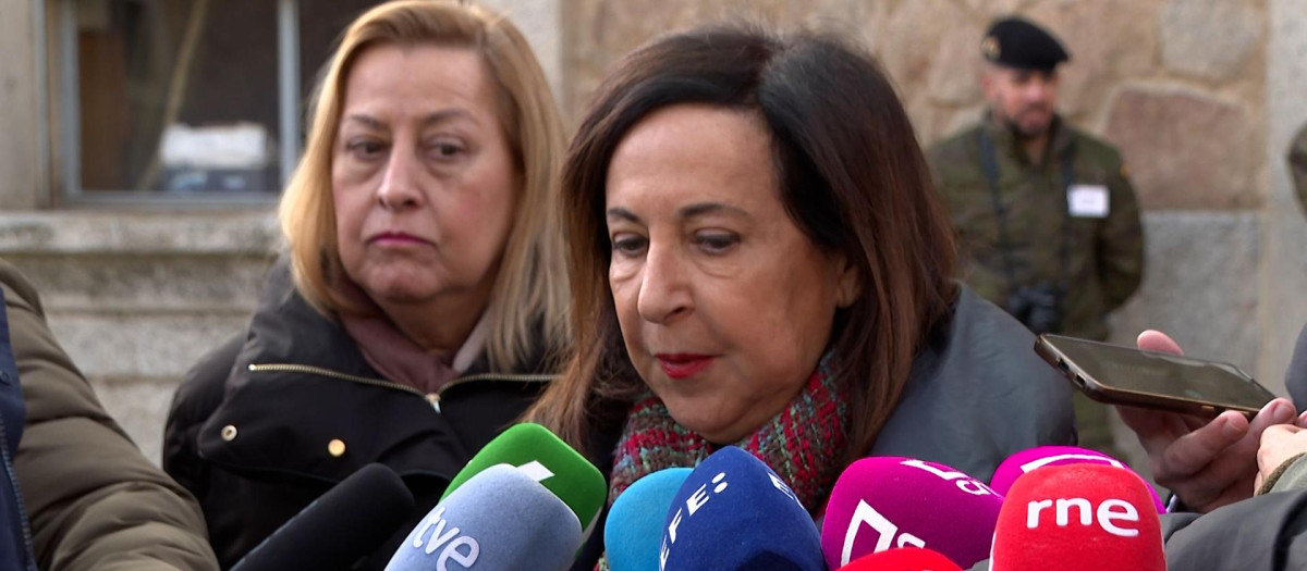 Margarita Robles elogia la labor de los militares en Valencia y ensalza las ayudas del Gobierno