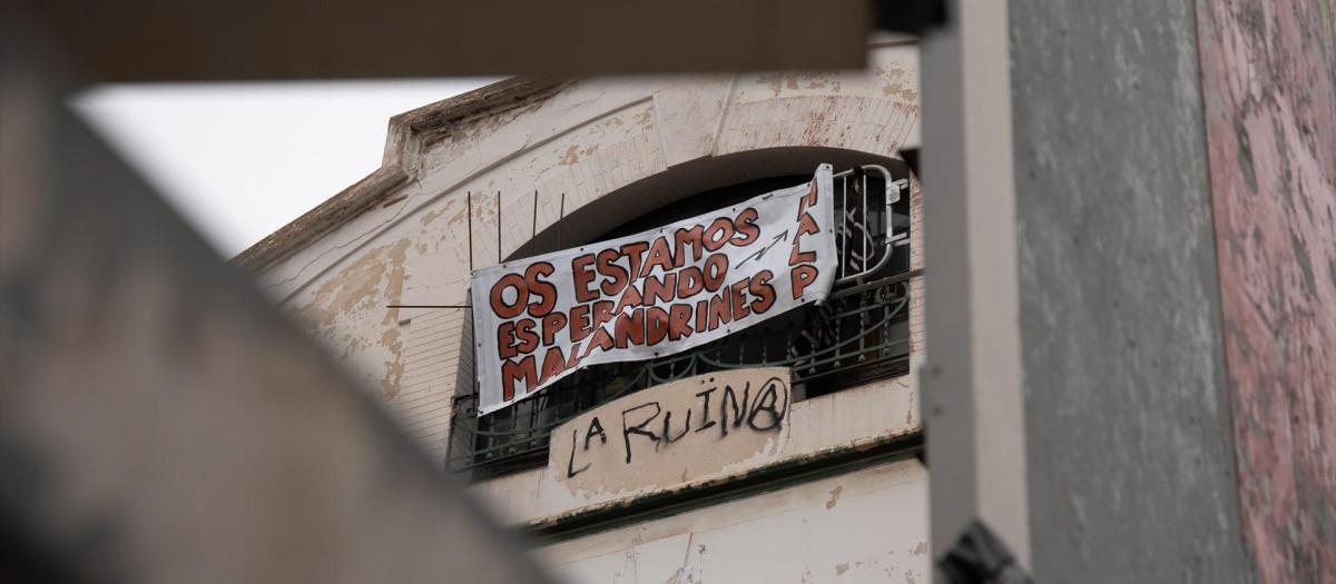 Fachada del edificio okupado ‘La Ruïna’, en Barcelona.