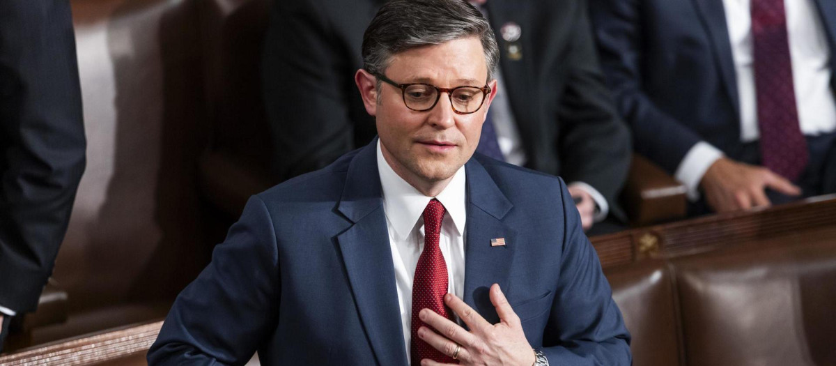 El republicano, Mike Johnson, reacciona en la Cámara de Representantes después de perder la primera ronda de votos