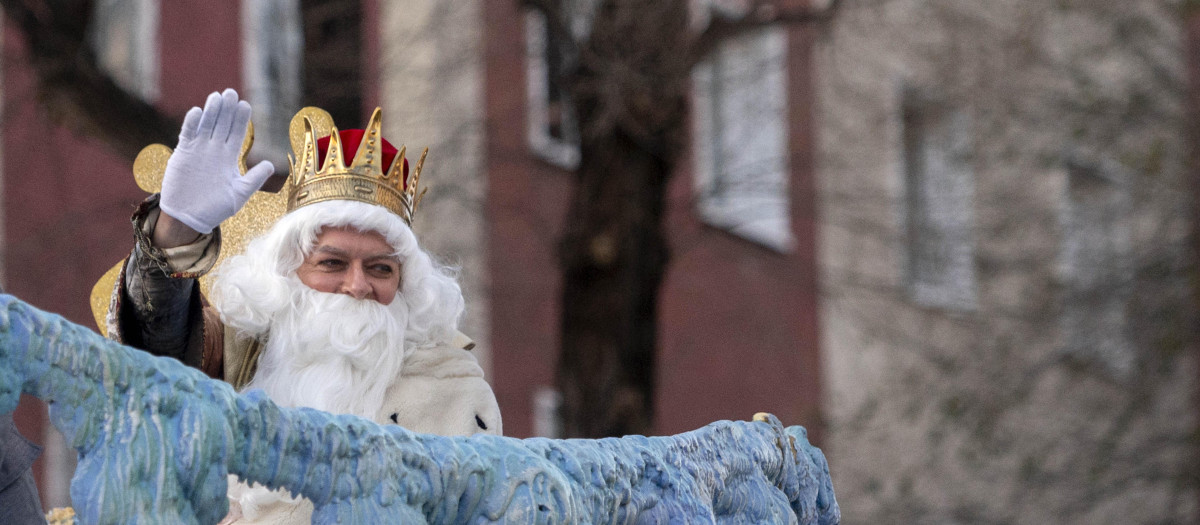 Un Rey saluda en la Cabalgata de Reyes 2022 del distrito de Chamartín