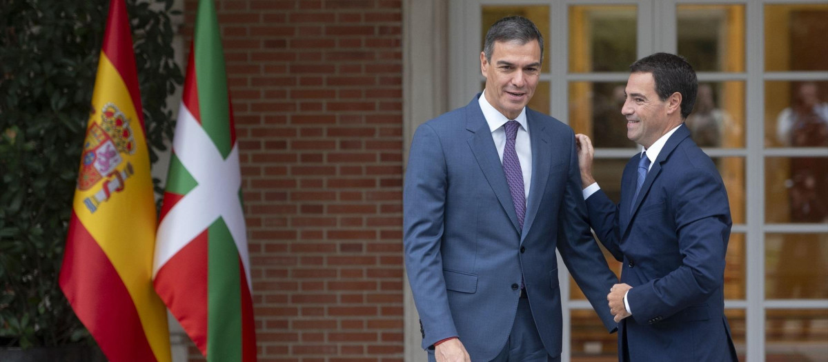 El presidente Sánchez con el presidente vasco, Imanol Pradales, en una de las reuniones mantenidas para la cesión de competencias