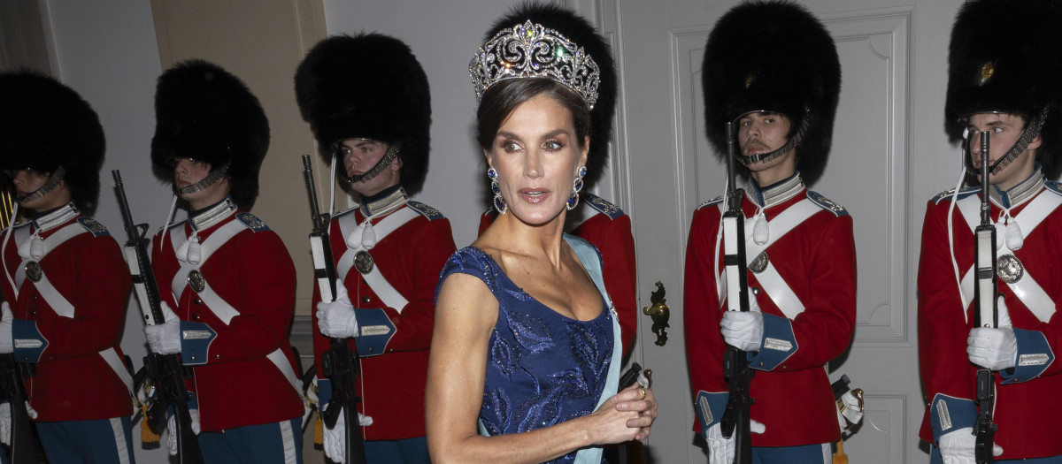 La Reina Letizia, vestida por Felipe Varela, en Dinamarca