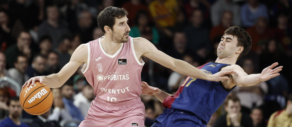 Vives (i), del Joventut de Badalona, controla la pelota ante Nuñez (d), del Barça, durante el partido
