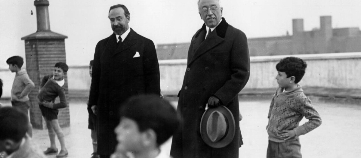 Fernando de los Ríos y Niceto Alcalá-Zamora, presidente de la Segunda República, visitan un centro escolar