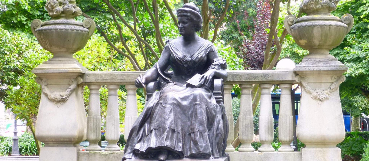 Monumento a Emilia Pardo Bazán en los Jardines de Méndez Núñez de La Coruña