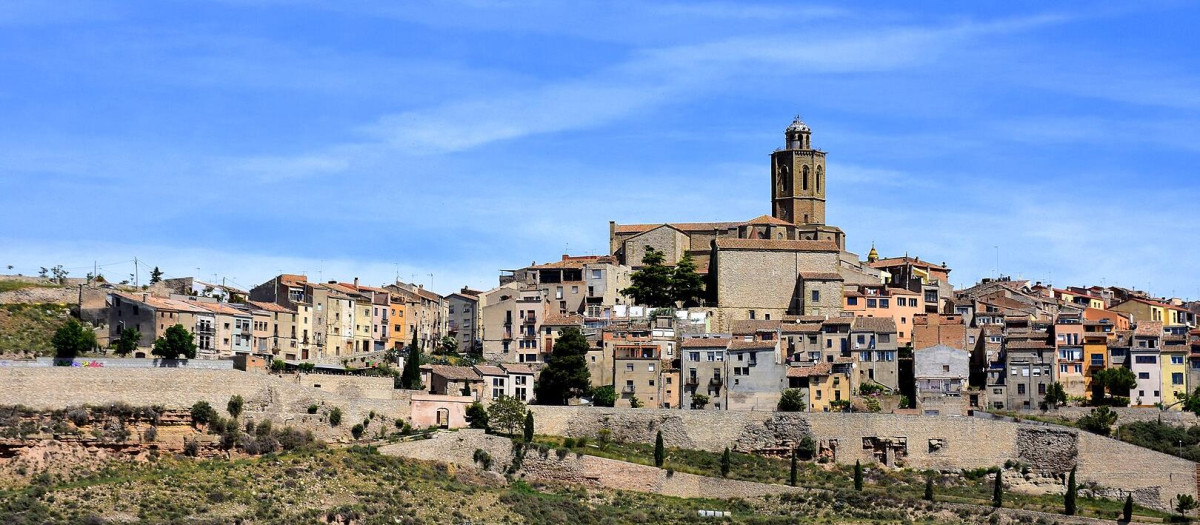 La iglesia de Santa María sobresale del perfil de Cervera (Lérida)
